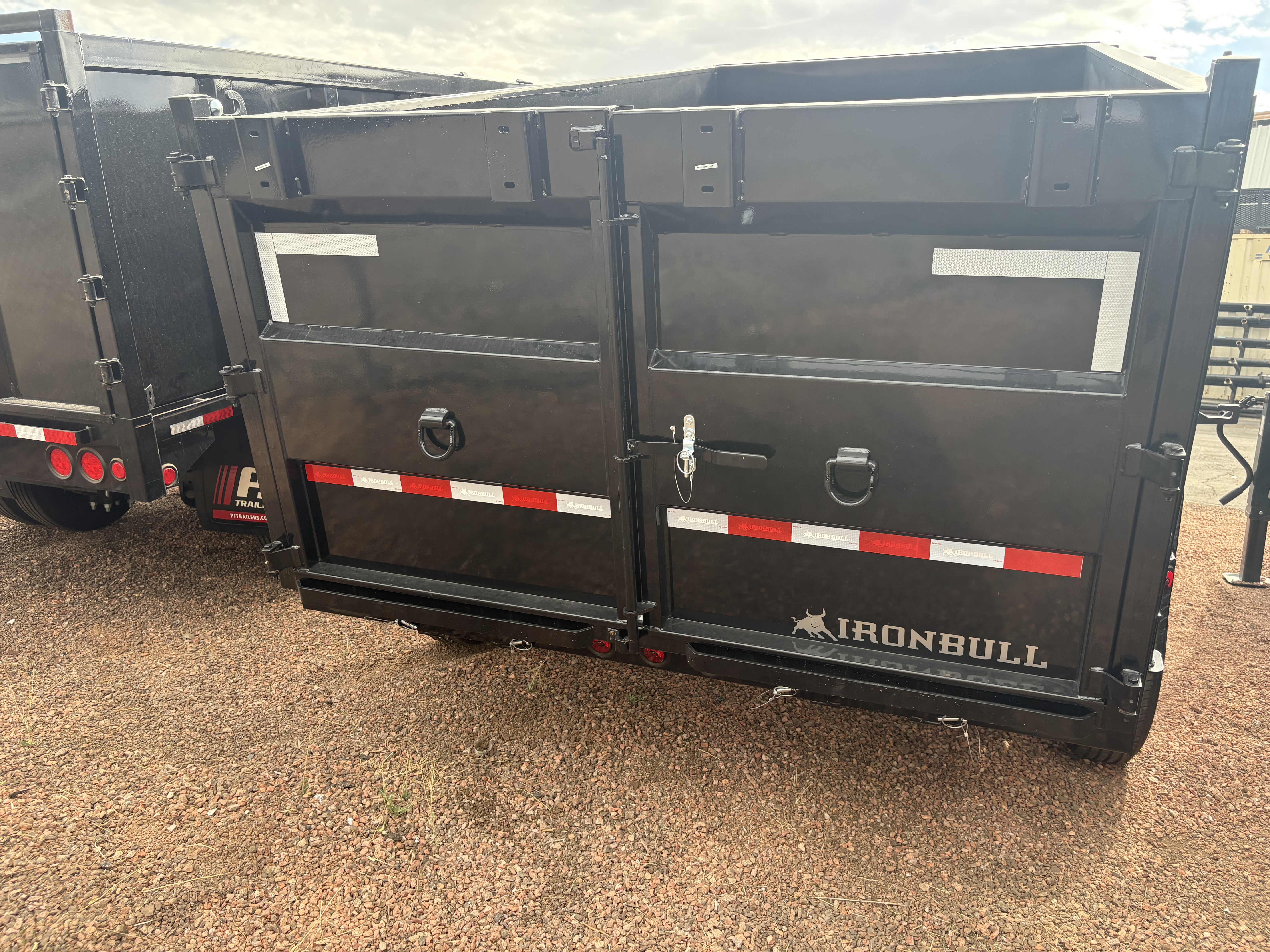 Norstar 14x83 IronBull Gooseneck, Tandem Axle Dump, 14.9K GVWR, 48" Sides, Telescopic Cylinder, Solar Charger, 14 Ply Tires - Stock #NST1489 - Image 4 of 5