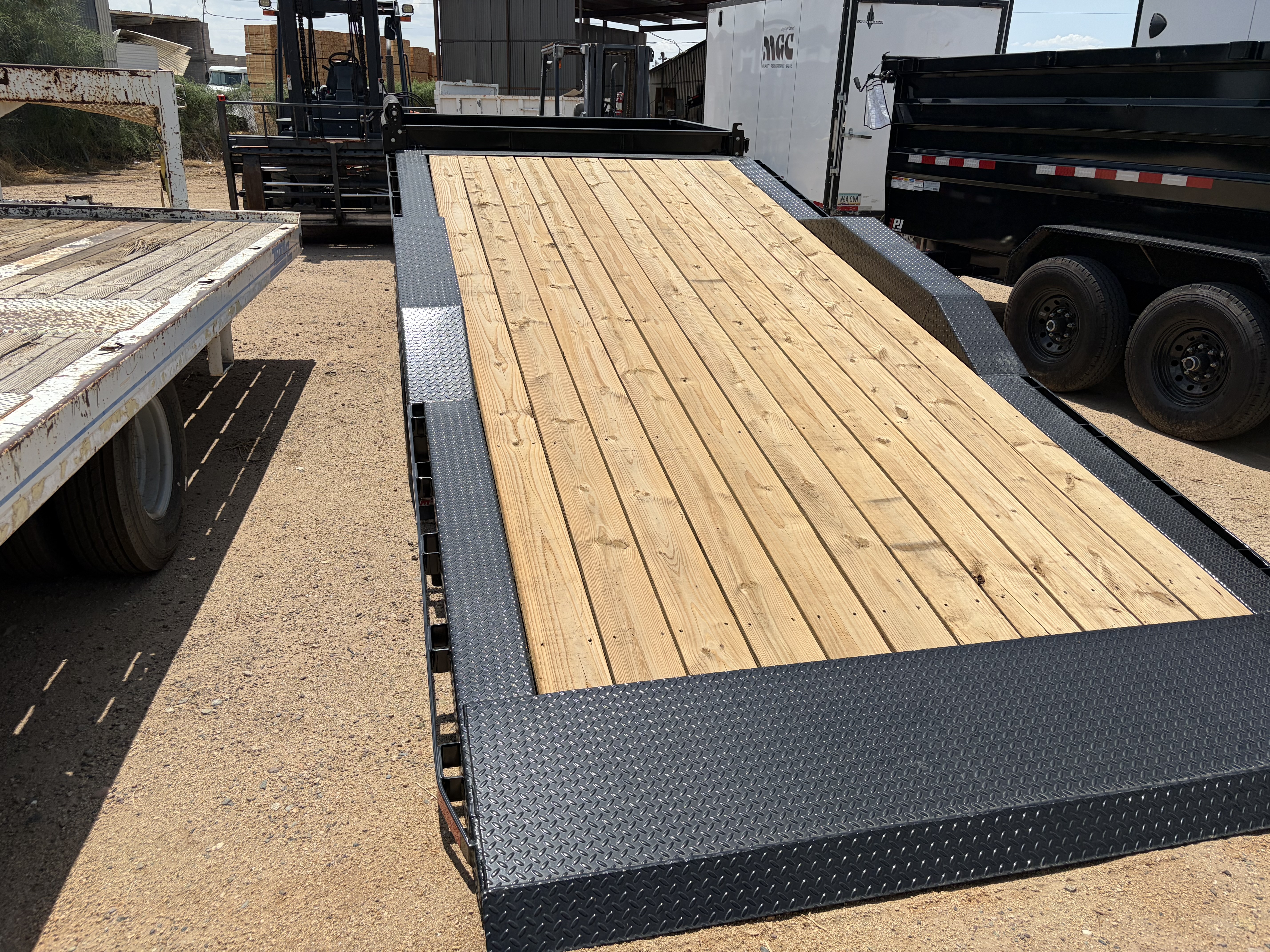Midsota 23'x102" Scissor Side Dump Trailer w/ 24" Sides (HS)