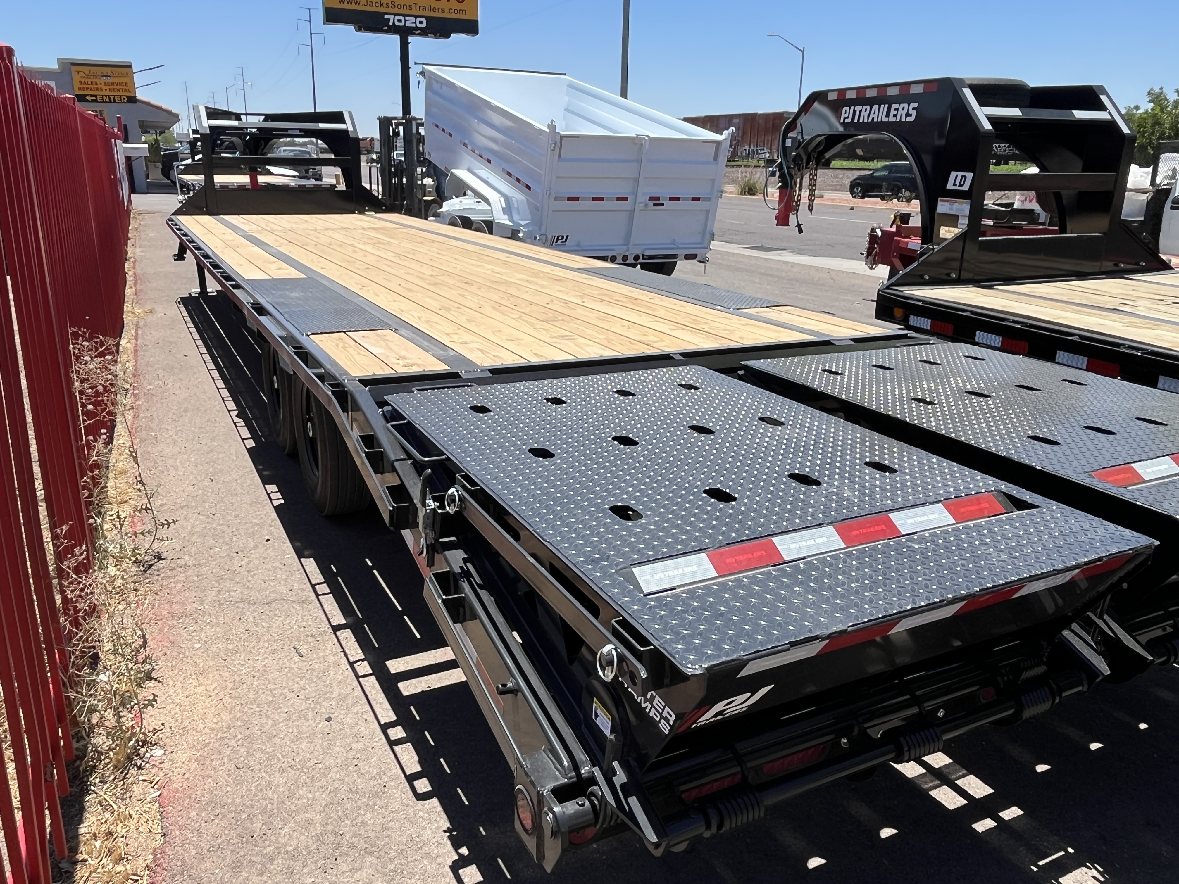 P.J. Trailers 32' Gooseneck Low-Pro Flatdeck with Singles, 15,680 GVWR, Monster Ramps, 14 Ply Tires - Stock #PPJ11219 - Image 5 of 7