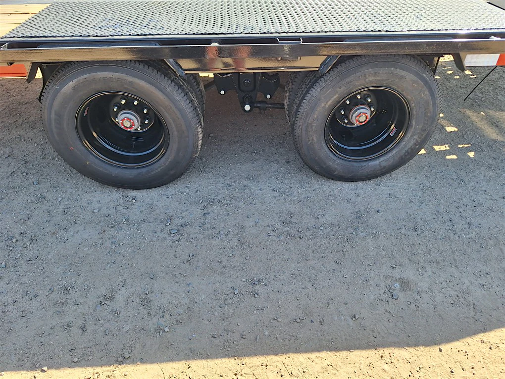 P.J. Trailers 28' Gooseneck Low-Pro Flatdeck with Duals, Hydraulic Jacks, 25K GVWR - Stock #PPJ10752 - Image 6 of 7 P.J. Trailers 28' Gooseneck Low-Pro Flatdeck with Duals, Hydraulic Jacks, 25K GVWR - Stock #PPJ10752 - Image 6 of 7
