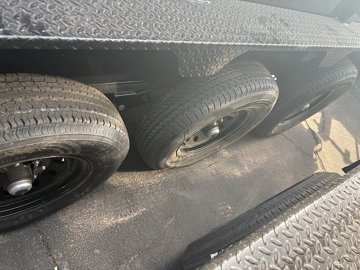 Load Trail 16x83 Gooseneck, Triple Axle, 21K GVWR, Telescopic, 36" Sides, 14 Ply Tires - Stock #LTD920 - Image 3 of 5 Load Trail 16x83 Gooseneck, Triple Axle, 21K GVWR, Telescopic, 36" Sides, 14 Ply Tires - Stock #LTD920 - Image 3 of 5
