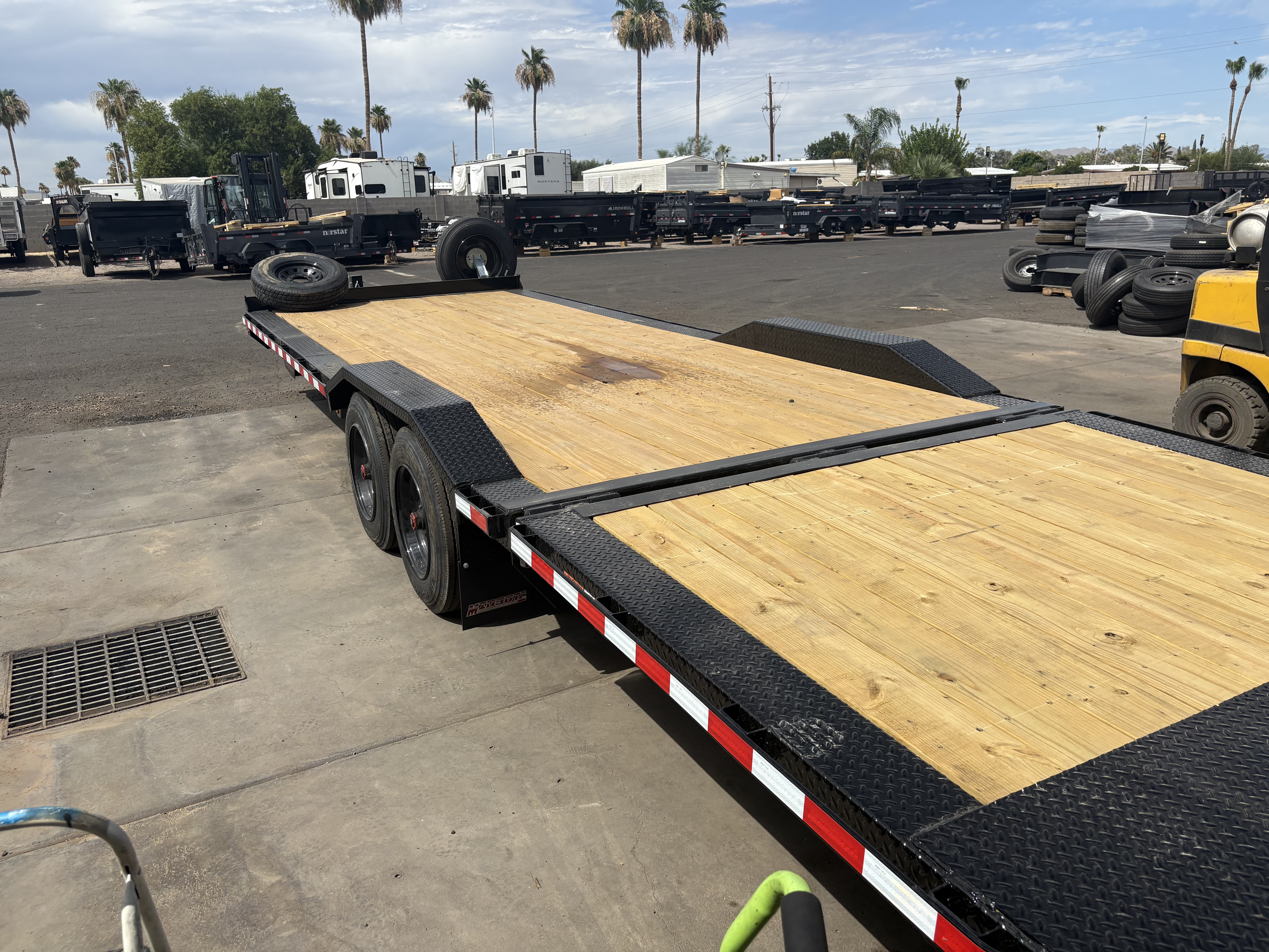 Midsota 23x102 Tandem Axle, 17.6K GVWR, Wide Body Equipment, Hydraulic Jack - Stock #MI013 - Image 5 of 5