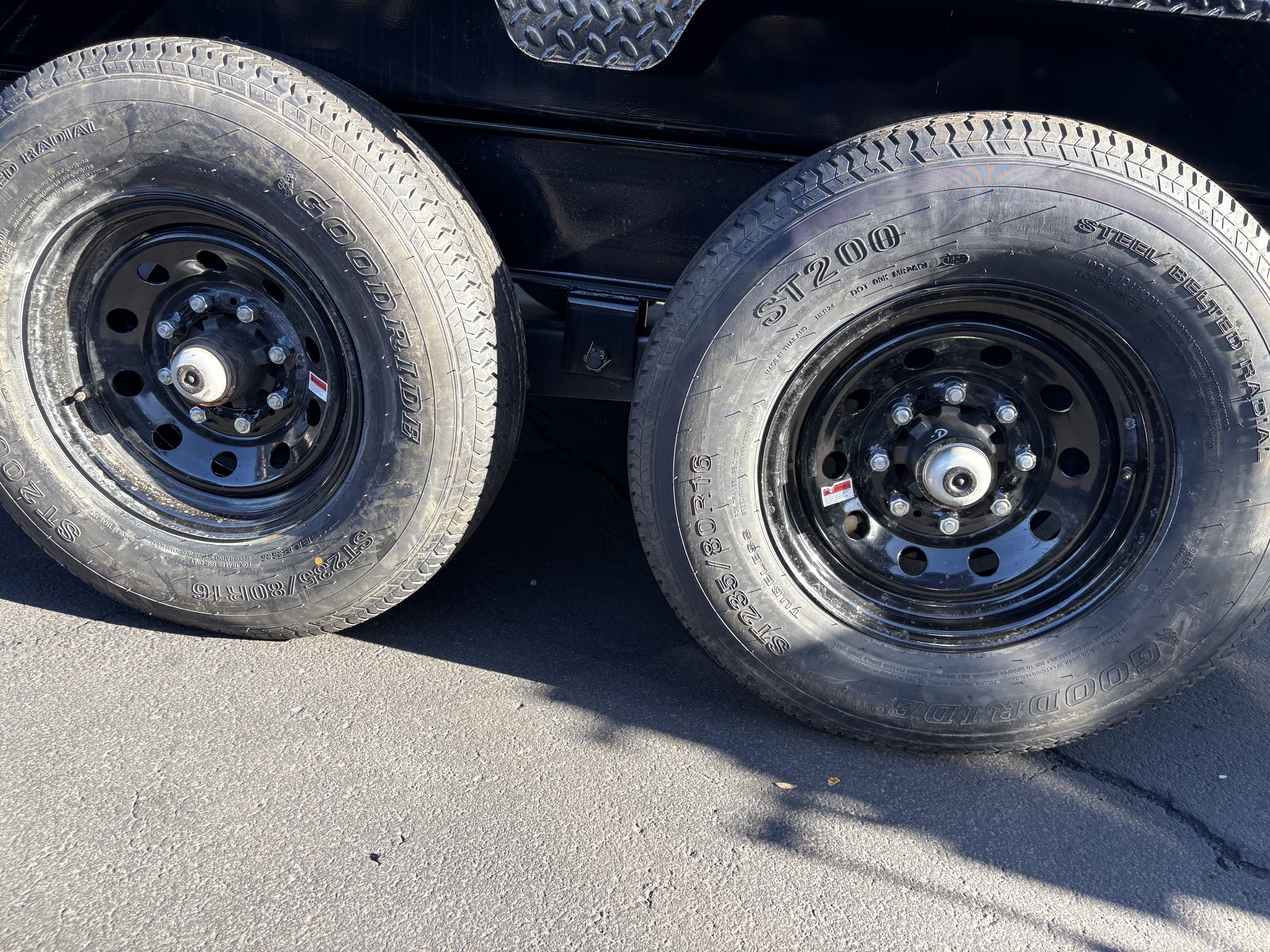 Load Trail 14x83 Tandem Axle 14K GVWR Low-Pro Dump, Telescopic Cylinder, 24" Sides - Stock #LTD892 - Image 4 of 7