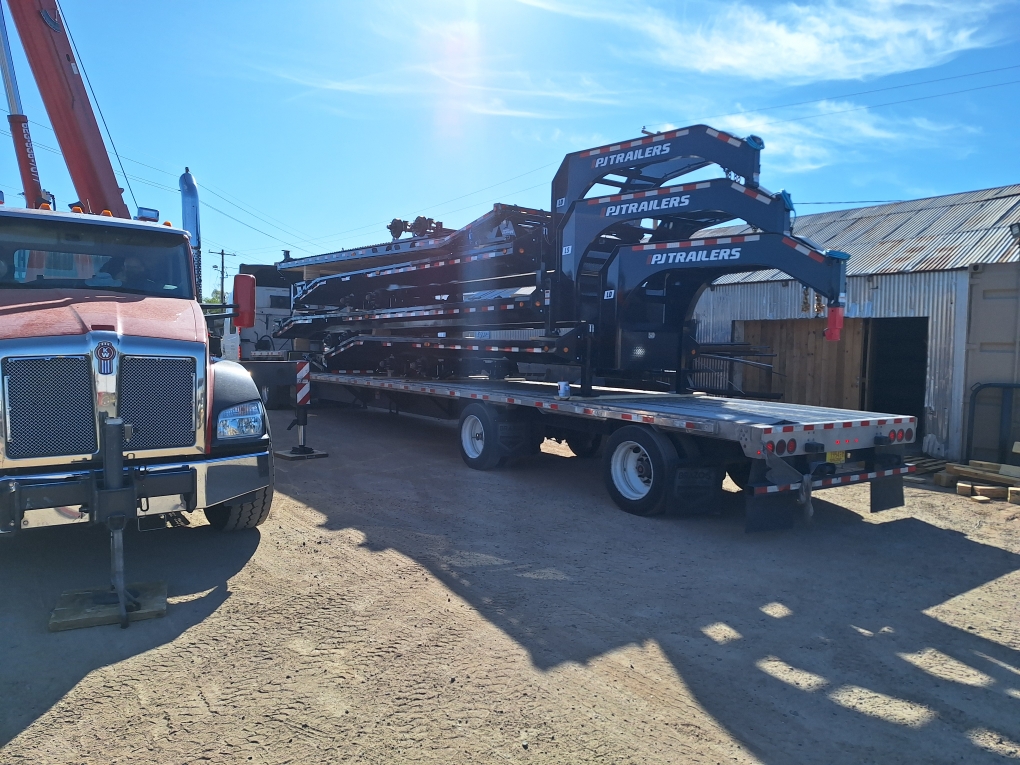 P.J. Trailers 28' Gooseneck Low-Pro Flatdeck with Duals, Hydraulic Jacks, 25K GVWR - Stock #PPJ10752 - Image 7 of 7