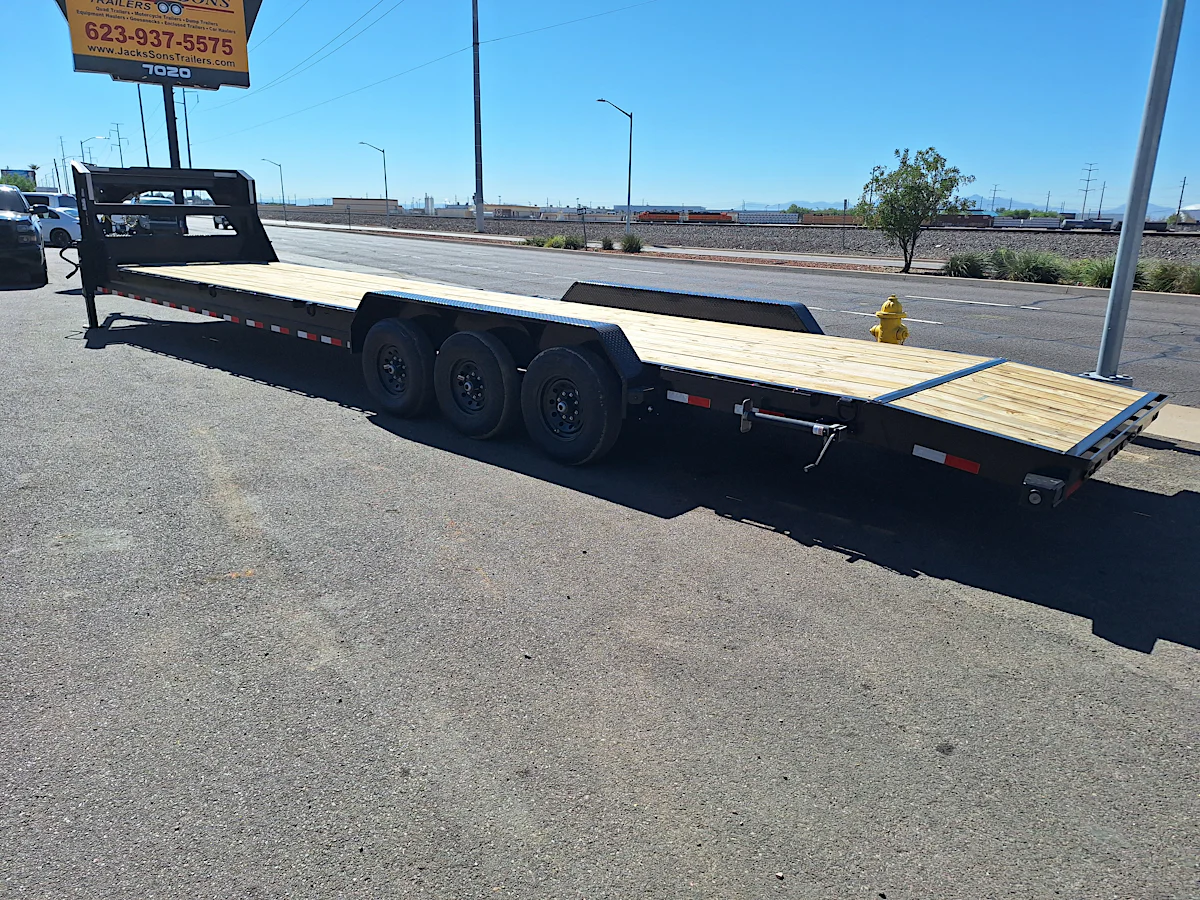 Load Trail 36x83 Gooseneck Triple Axle, 21K GVWR, Carhauler, Slide In Ramps - Stock #LT946 - Image 4 of 6 Load Trail 36x83 Gooseneck Triple Axle, 21K GVWR, Carhauler, Slide In Ramps - Stock #LT946 - Image 4 of 6